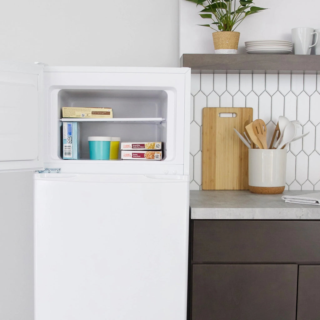 White Top Freezer Refrigerator L8770