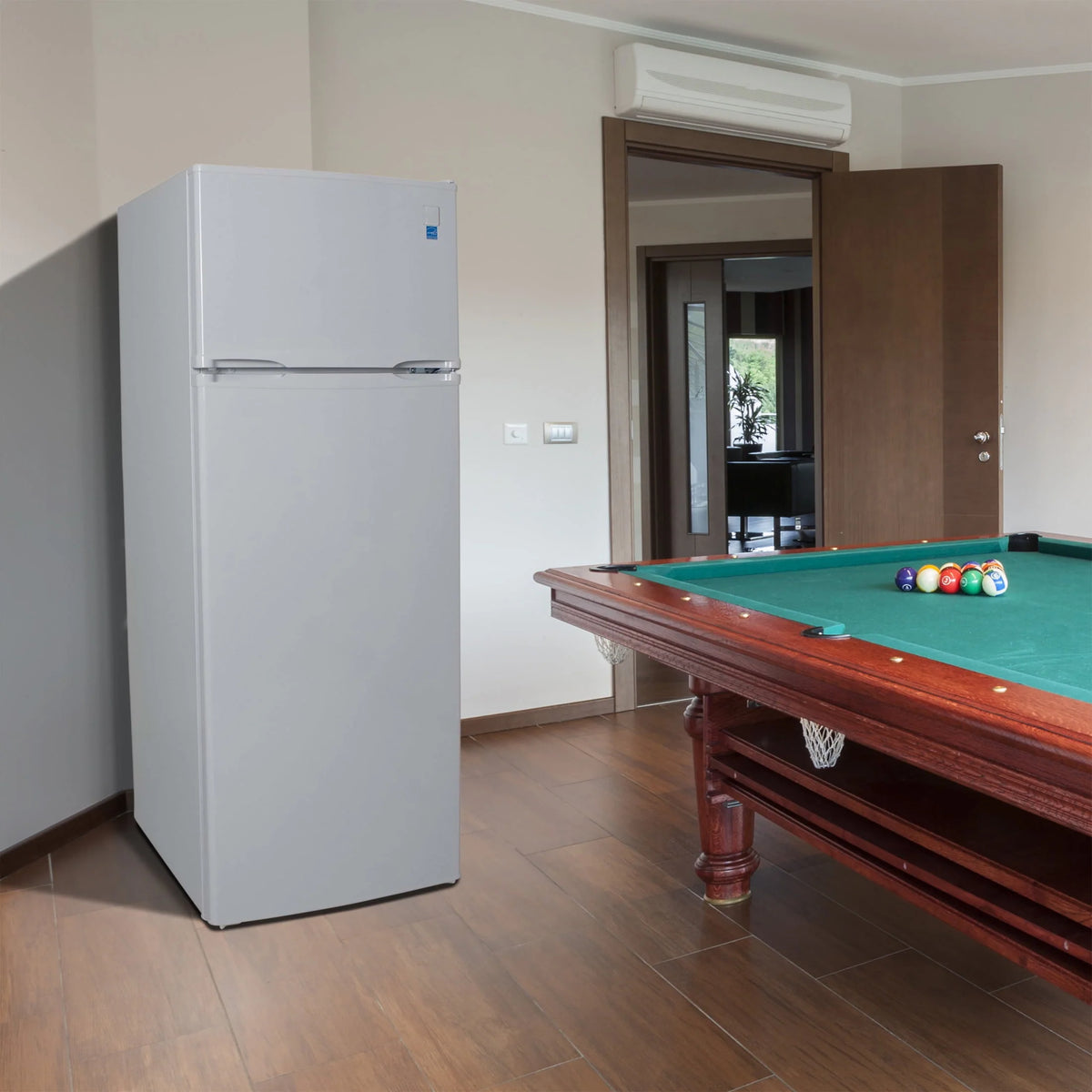 White Top Freezer Refrigerator L8770